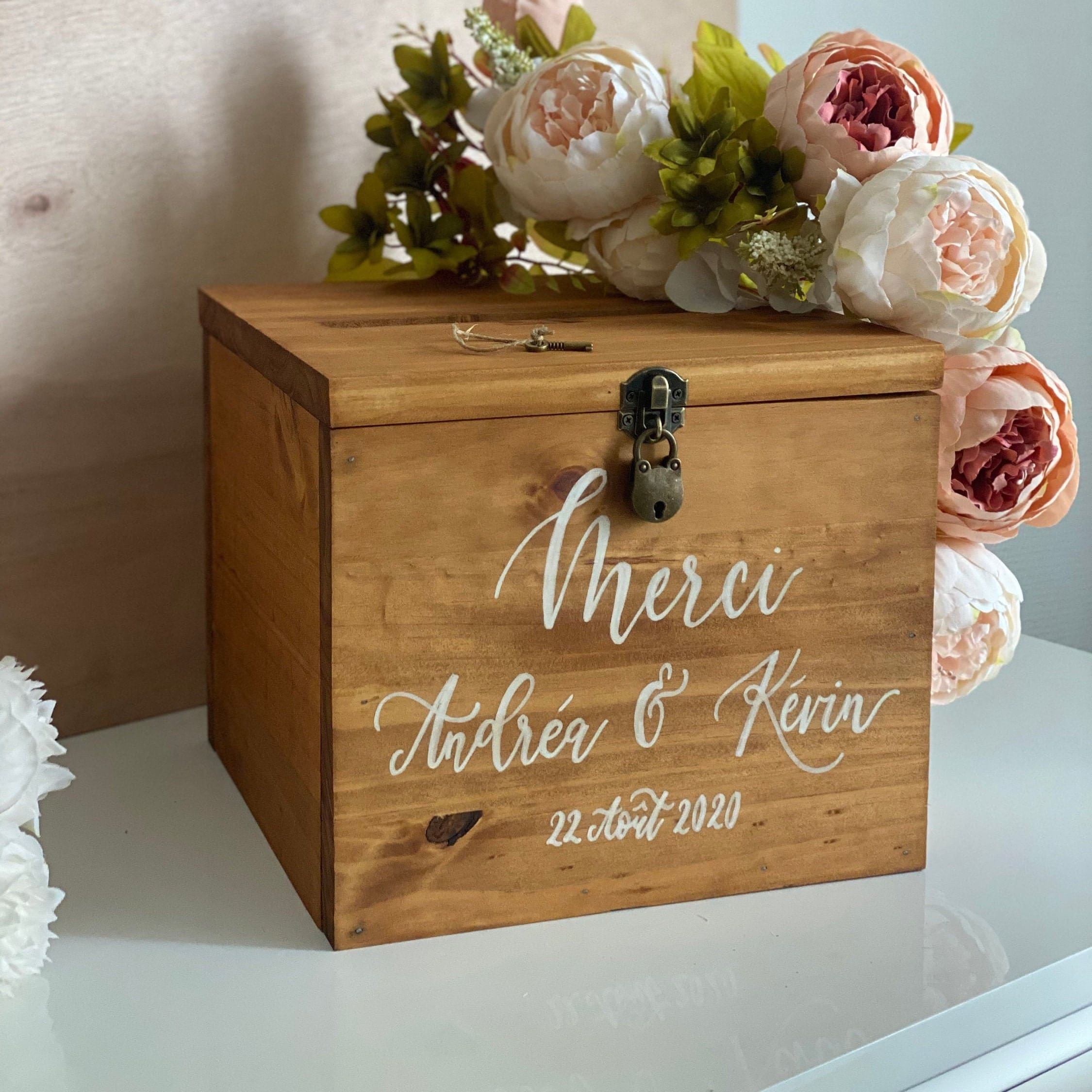 découvrez notre boîte mariée, un accessoire élégant et pratique pour conserver vos souvenirs de mariage. personnalisable et conçue avec soin, elle est idéale pour y ranger vos souvenirs précieux, cartes et autres trésors de ce jour exceptionnel.