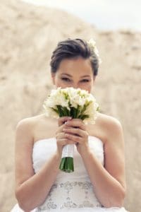 Epouse bouquet de mariage en mains