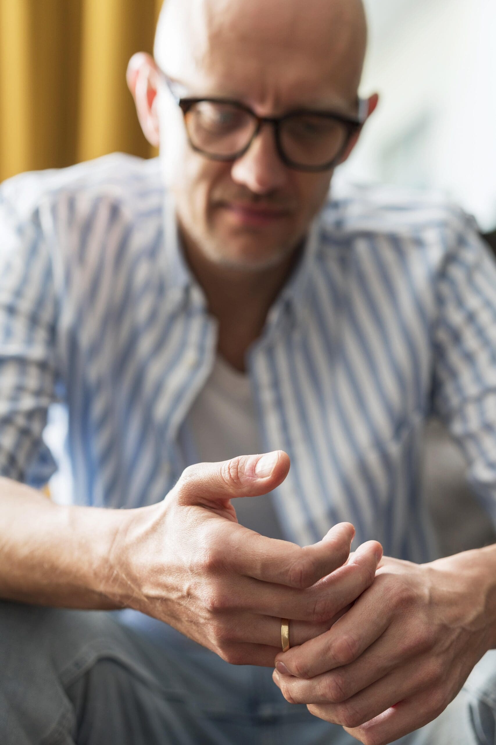 Comment surmonter une rupture amoureuse 1 Homme se demandant comment surmonter une rupture amoureuse