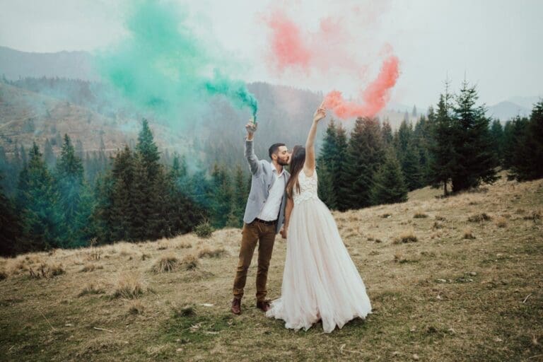 Photo de mariage avec fumigènes à main