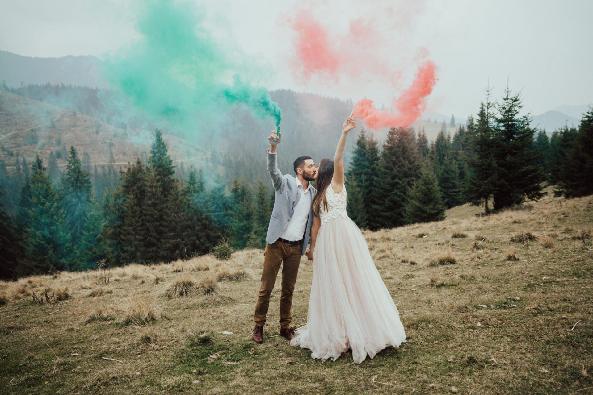 Vos photos de mariages avec fumigènes: simple et magnifique.