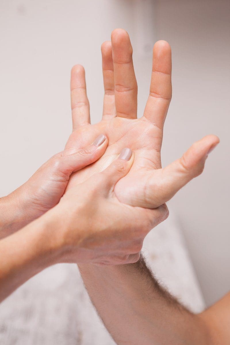 Massage de la main après manucure