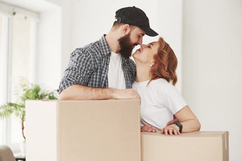 Couple heureux tendrement enlacé après échange de message romantique de saint valentin