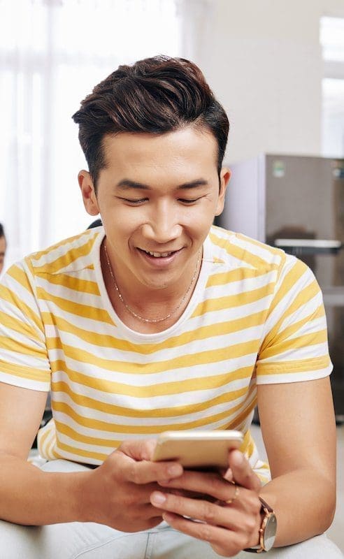 Jeune homme envoyant un sms de Saint Valentin