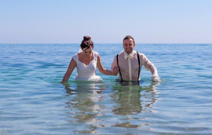 Session trash the wedding dress à la plage